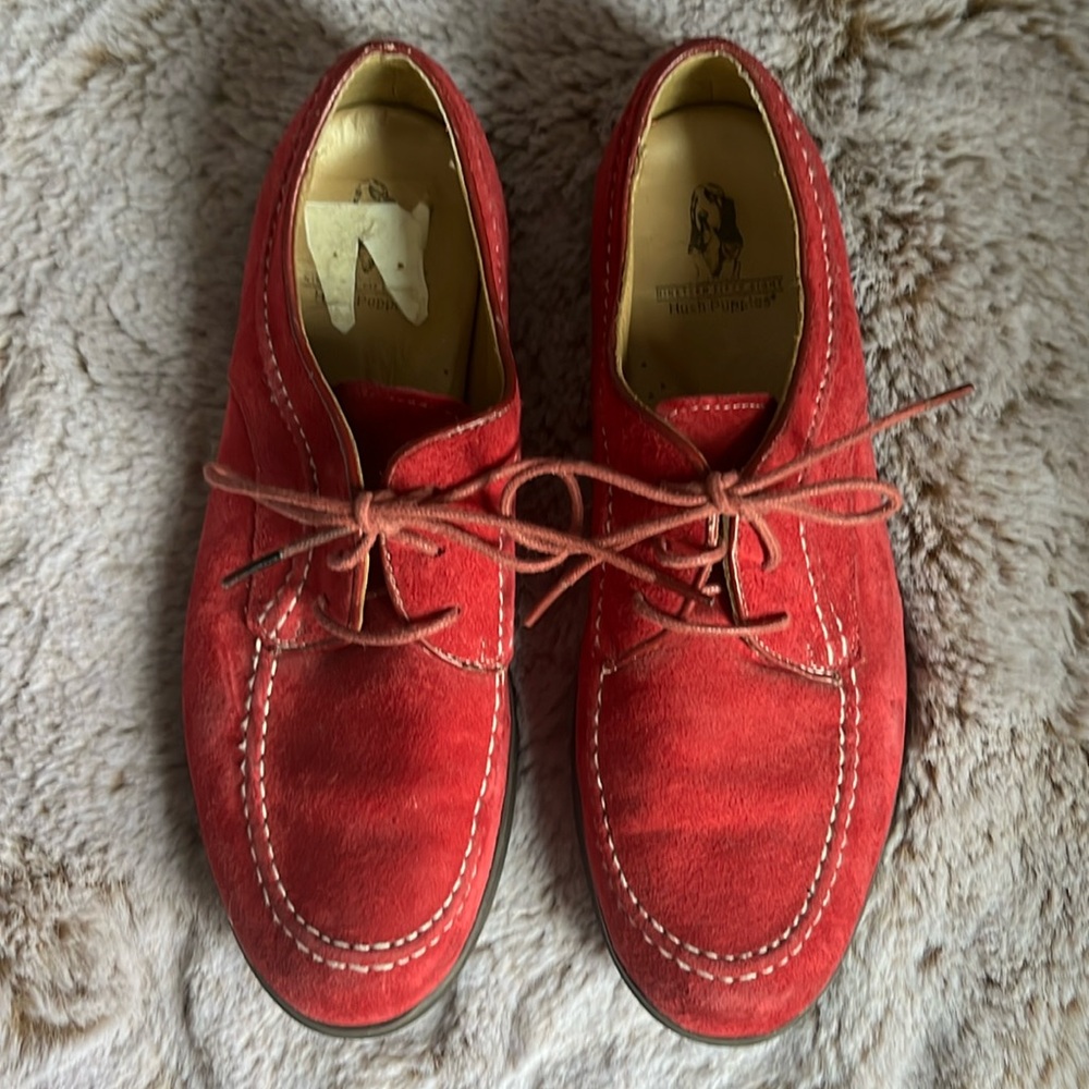 Hush Puppies Classic Suede Oxford in cranberry color size 8 medium.